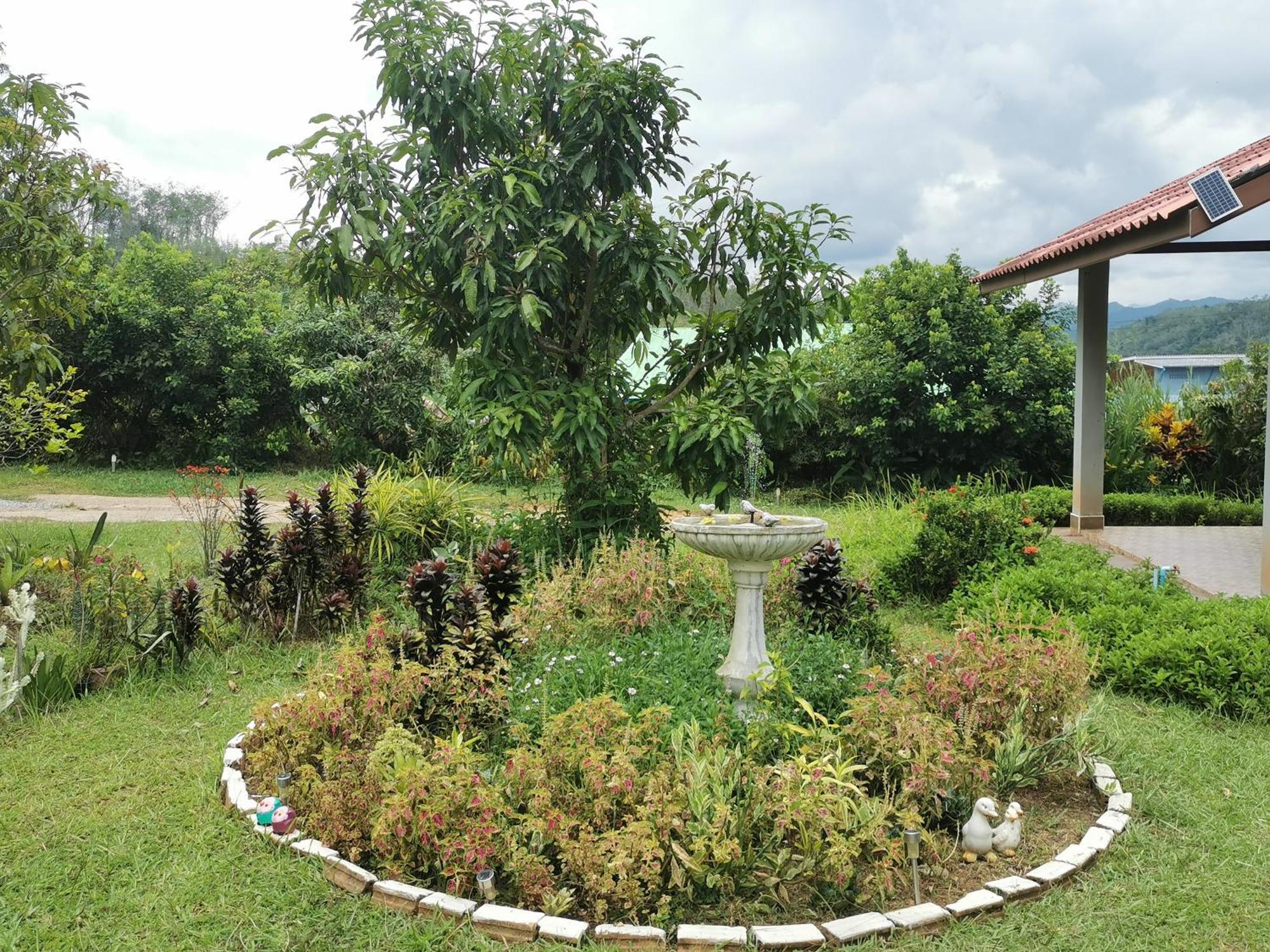 Betong House In The Garden Exterior foto